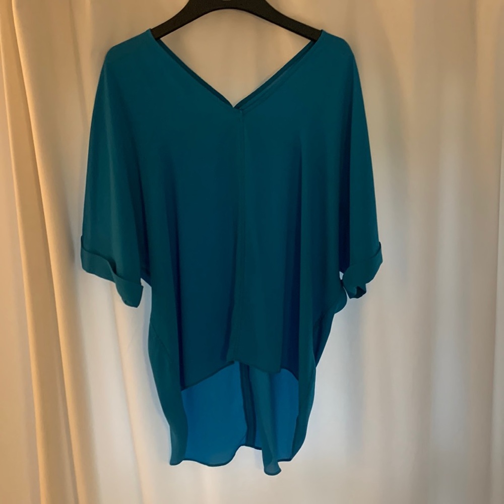 Zoa blue blouse with small open back! In new condition. Size small.